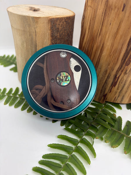 Pocket knife with ‘NZ’ engraving in a round tin