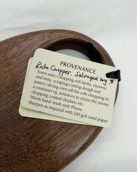 Product usage guide tag on a wooden kitchen utensil.