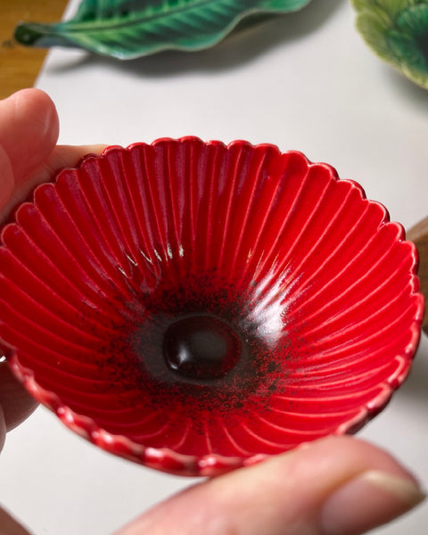 The Fantail House, Muddy Fingers, Made in NZ, Gerbera, Ceramic bowl, red