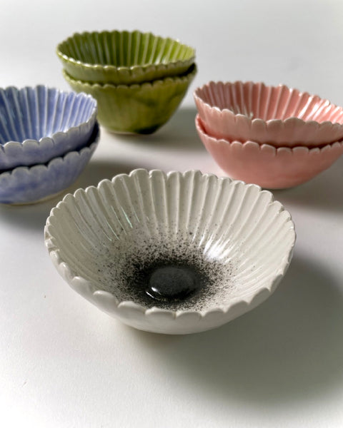 The Fantail House, Muddy Fingers, Made in NZ, Gerbera, Ceramic bowls, white